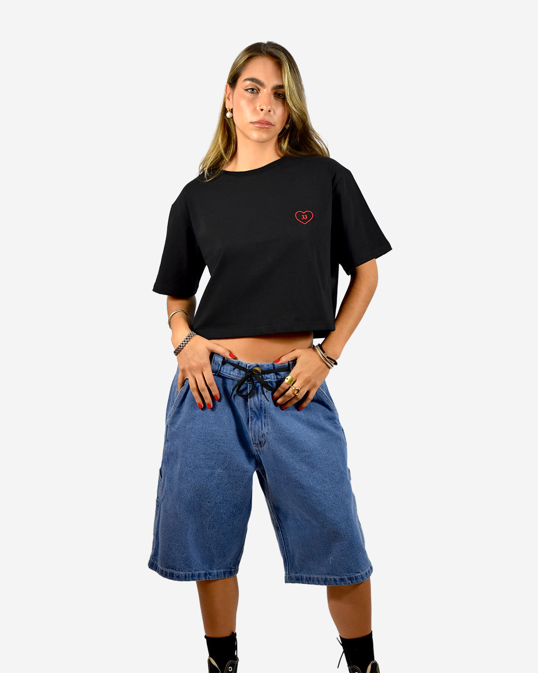 Detalle corte boxy polera negra Lomvok - alto gramaje caída estructurada